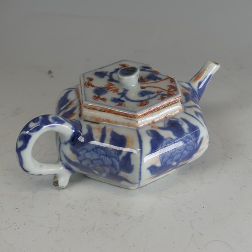 101 - An antique Chinese porcelain hexagonal Imari-style teapot and cover, possibly Kangxi period, cover c... 