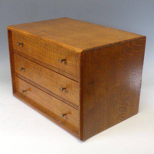 752 - A small oak table top Chest of three drawers, W 57.5 cm H 37 cm x D 36 cm. 