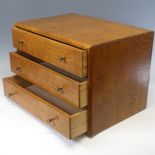 752 - A small oak table top Chest of three drawers, W 57.5 cm H 37 cm x D 36 cm. 