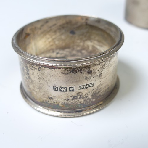 30 - A pair of George V silver Napkin Rings, by Joseph Gloster Ltd., hallmarked Birmingham 1915, with rib... 