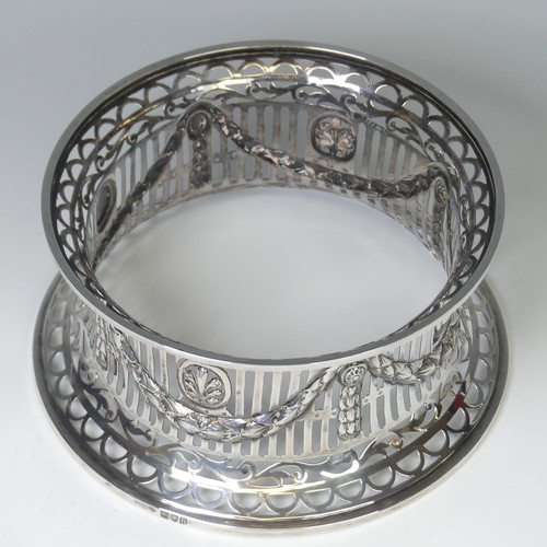 36 - An Edwardian silver Dish Ring, by Sibray, Hall & Co Ltd., hallmarked London 1903, of traditional... 