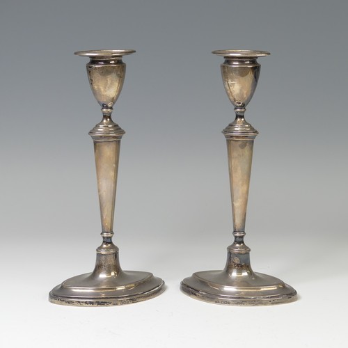 29 - A pair of Edwardian silver Candlesticks, by Thomas A Scott, hallmarked Sheffield, 1908, in the Georg... 