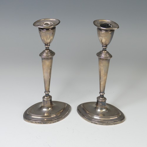 29 - A pair of Edwardian silver Candlesticks, by Thomas A Scott, hallmarked Sheffield, 1908, in the Georg... 