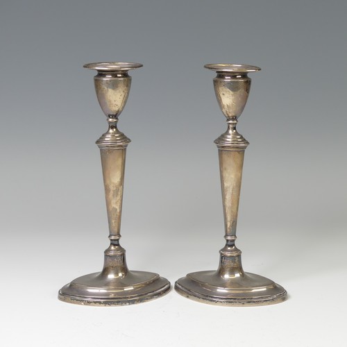 29 - A pair of Edwardian silver Candlesticks, by Thomas A Scott, hallmarked Sheffield, 1908, in the Georg... 