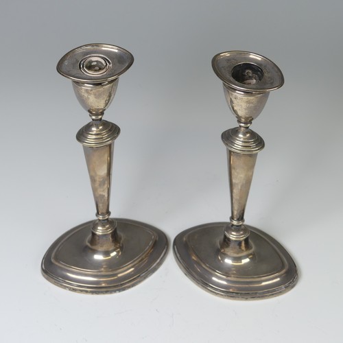 29 - A pair of Edwardian silver Candlesticks, by Thomas A Scott, hallmarked Sheffield, 1908, in the Georg... 