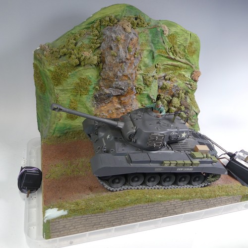 6 - A Heng Long unboxed 1:16 scale remote control American Snow Leopard Tank, with accessories and contr... 