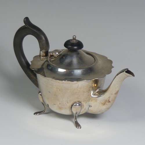 22 - A George V silver Teapot, by Viner's Ltd., hallmarked Sheffield 1932, of circular form with wavy rim... 