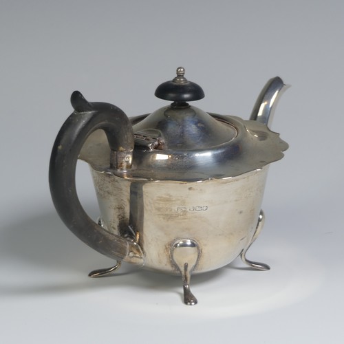 22 - A George V silver Teapot, by Viner's Ltd., hallmarked Sheffield 1932, of circular form with wavy rim... 