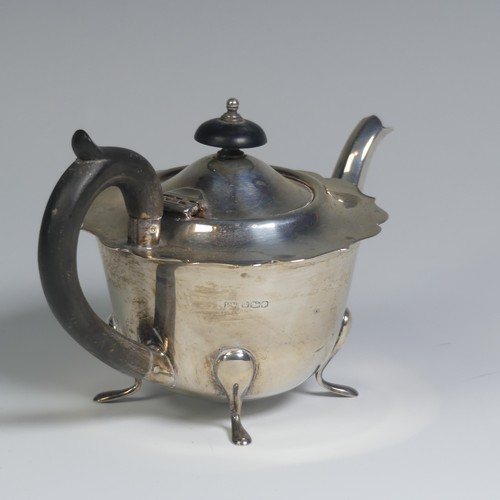 22 - A George V silver Teapot, by Viner's Ltd., hallmarked Sheffield 1932, of circular form with wavy rim... 