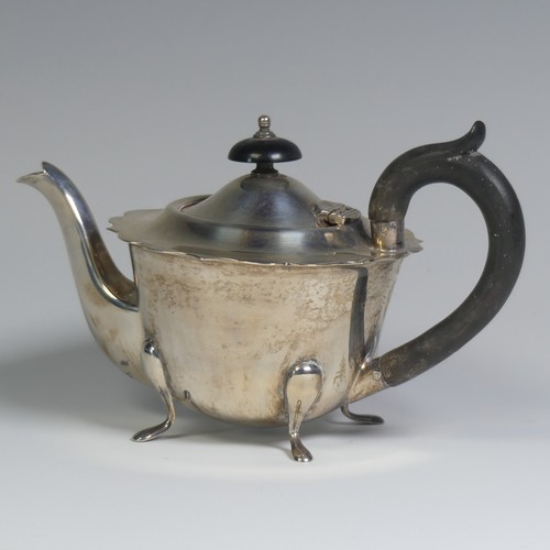 22 - A George V silver Teapot, by Viner's Ltd., hallmarked Sheffield 1932, of circular form with wavy rim... 