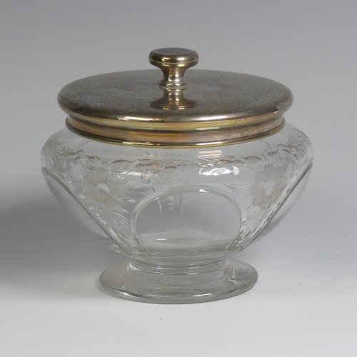 9 - A George V silver mounted glass Dressing Table Jar, by William Comyns & Sons Ltd., hallmarked Lo... 