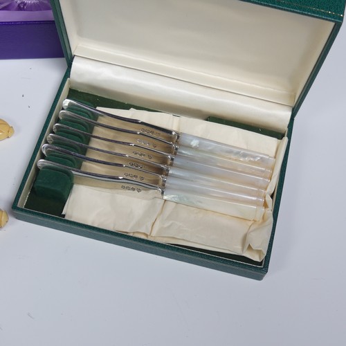 34 - A set of six George VI silver Butter Knives, by Allens, hallmarked Sheffield, 1949, with mother of p... 