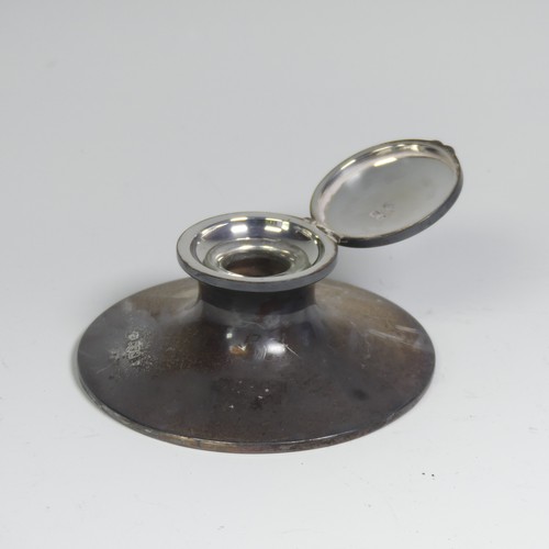 32 - An Edwardian silver Capstan Inkwell,&nbsp;by&nbsp;Goldsmiths & Silversmiths Co Ltd., hallmarked ... 