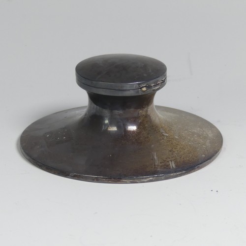 32 - An Edwardian silver Capstan Inkwell,&nbsp;by&nbsp;Goldsmiths & Silversmiths Co Ltd., hallmarked ... 