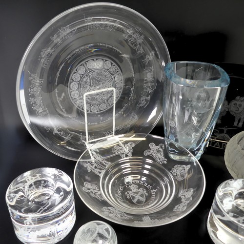 48 - A quantity of contemporary glass engraved by the Guild of Glass Engravers, to comprise a pair of Pat... 