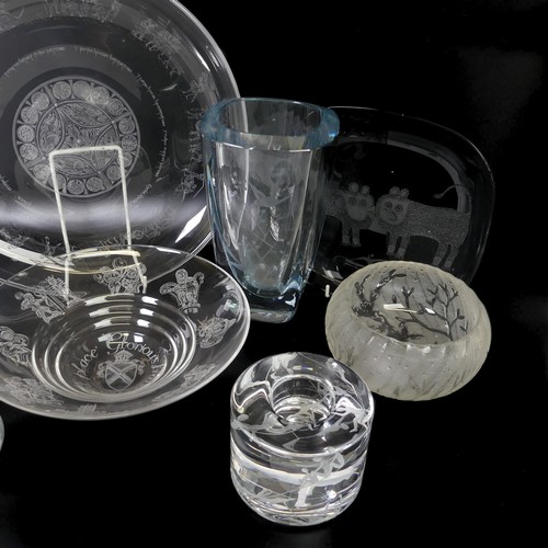 48 - A quantity of contemporary glass engraved by the Guild of Glass Engravers, to comprise a pair of Pat... 