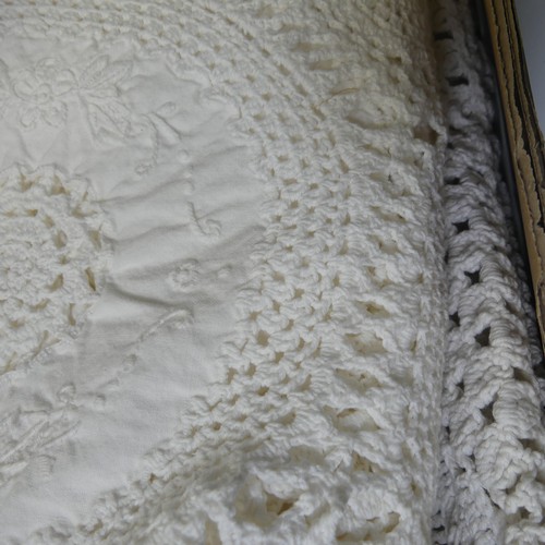 40 - A large quantity of high quality antique and vintage Linens, including a late 19th century linen and... 