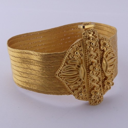 277 - A 22ct yellow gold mesh cuff Bracelet, in the Ancient style, with decorative foliate clasp, marked '...