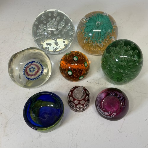 274 - A quantity of decorative Glass, to include; a collection of paper Weights, in varying sizes and desi... 