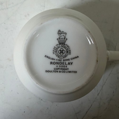95 - A extensive Royal Doulton 'Rondelay' dinner and tea Service, consisting of; teapot and teacups, ture... 