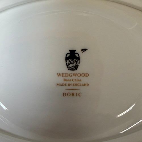 95 - A extensive Royal Doulton 'Rondelay' dinner and tea Service, consisting of; teapot and teacups, ture... 