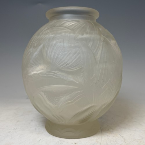 206 - A Pierre D'avesn opalescent Art Deco Vase, circa 1930s, decorated with water lilies, H 20 cm x diame... 