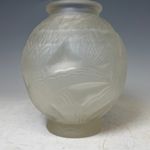 206 - A Pierre D'avesn opalescent Art Deco Vase, circa 1930s, decorated with water lilies, H 20 cm x diame... 