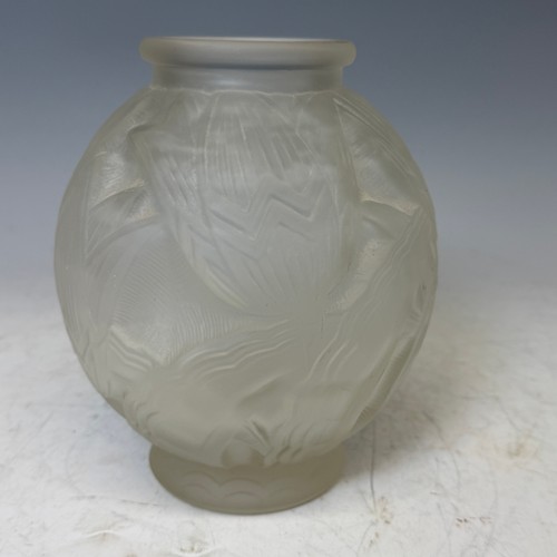 206 - A Pierre D'avesn opalescent Art Deco Vase, circa 1930s, decorated with water lilies, H 20 cm x diame... 