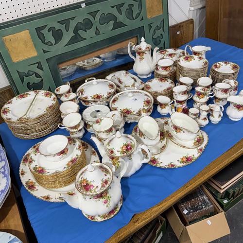 196 - An extensive Royal Albert 'Old Country Roses' pattern dinner and tea Service, including teapots, tur... 