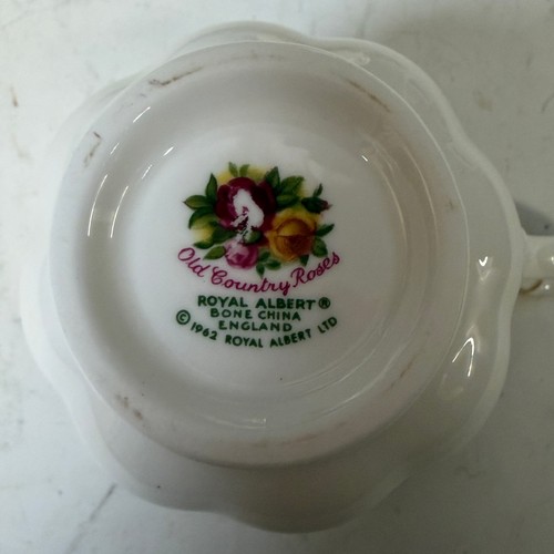 196 - An extensive Royal Albert 'Old Country Roses' pattern dinner and tea Service, including teapots, tur... 