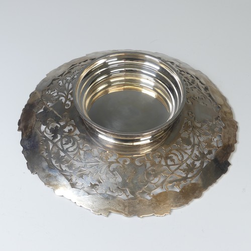 19 - A George V silver Tazza, by George Edward & Sons, hallmarked Sheffield, 1913, pierced with fruit... 