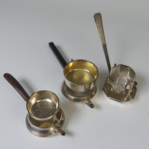 41 - A George VI silver Tea Strainer,&nbsp;hallmarked Birmingham 1947, makers mark 'H.K' with wooden hand... 