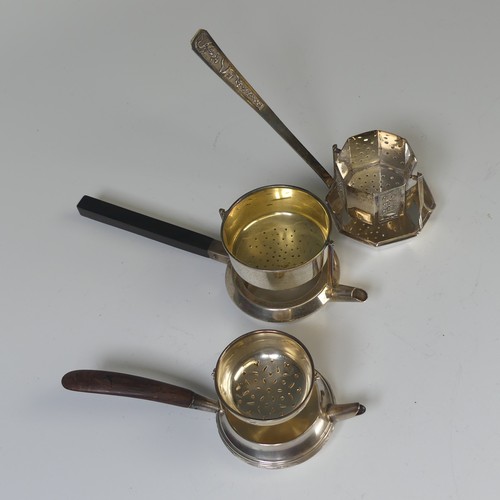 41 - A George VI silver Tea Strainer,&nbsp;hallmarked Birmingham 1947, makers mark 'H.K' with wooden hand... 