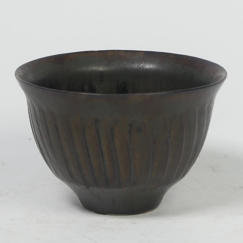 70 - David Leach (British, 1911-2005), a studio pottery iron glaze pot, impressed mark to base, 10cm diam... 