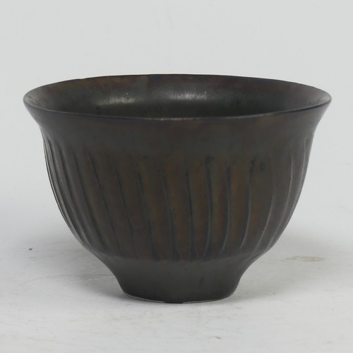 70 - David Leach (British, 1911-2005), a studio pottery iron glaze pot, impressed mark to base, 10cm diam... 