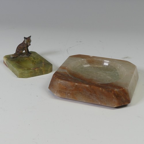 47 - A 20th century Austrian cold painted Bronze figure of a Fox, mounted on a onyx ashtray, 6.5cm high (... 