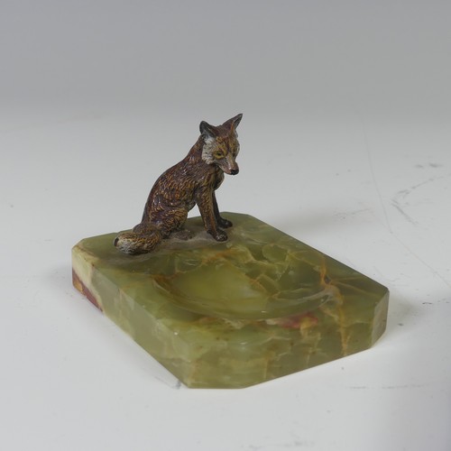 47 - A 20th century Austrian cold painted Bronze figure of a Fox, mounted on a onyx ashtray, 6.5cm high (... 