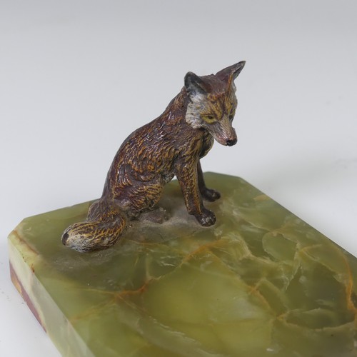 47 - A 20th century Austrian cold painted Bronze figure of a Fox, mounted on a onyx ashtray, 6.5cm high (... 