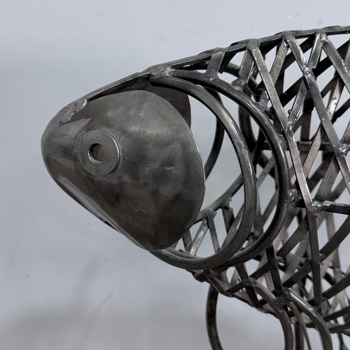 20 - A large contemporary floor-standing Sculpture of a pair of Fish, welded metal, W 72 cm x H 72 cm x D... 