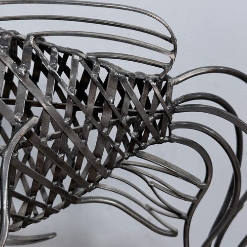 20 - A large contemporary floor-standing Sculpture of a pair of Fish, welded metal, W 72 cm x H 72 cm x D... 