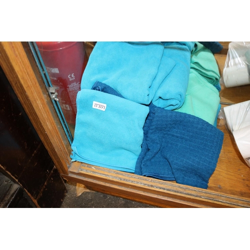 13 - LRG QTY OF VARIOUS COLOURED TEA TOWELS