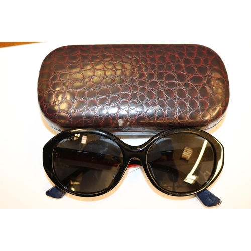 39 - LADIES GUCCI SUNGLASSES, TRI-COLOUR ARMS WITH LOGO - WITH ORIGINAL CASE