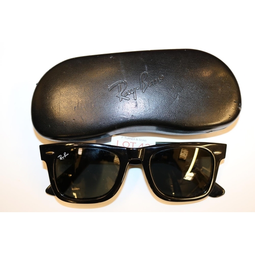 42 - LADIES RAYBAN WAYFARER SUNGLASSES WITH ORIGINAL CASE - USED