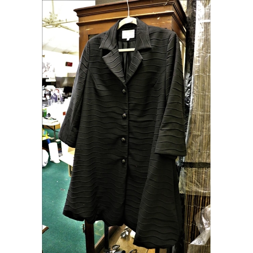 53 - LADIES BLACK VINTAGE COCKTAIL COAT WITH SINCH HEM - SIZE 12