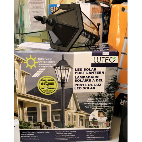 136 - BOXED LUTEC LED SOLAR POST LANTERN - ONE CRACKED SOLAR PANEL (NON-ESSENTIAL) 227CM X 31CM