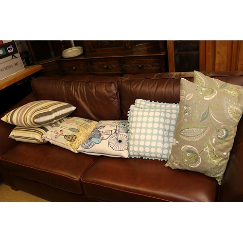 220 - 8 X VARIOUS SCATTER CUSHIONS