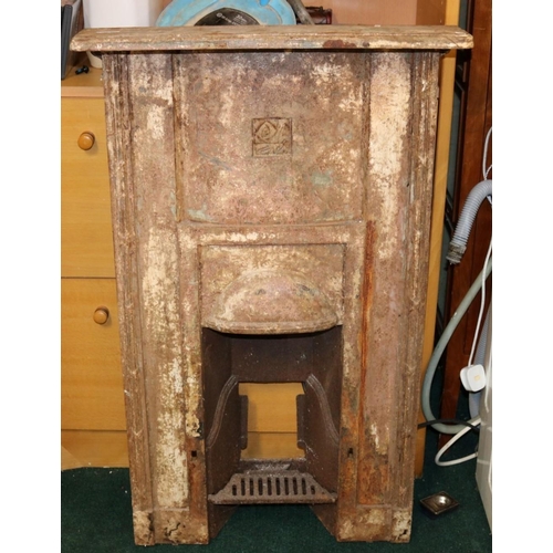 213 - VINTAGE CAST IRON BEDROOM FIRE PLACE WITH GRATE