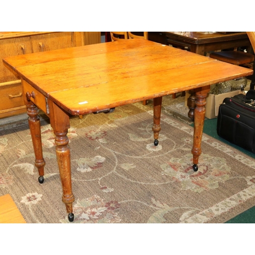 279 - VICTORIAN MAHOGANY PEMBROKE DROPLEAF TABLE WITH DRAWERS TO EACH END