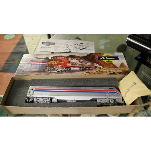 348 - ATHEARN P42 AMTRACK NO.9 TRAIN MINIATURE WITH BOX AND ACCESORIES