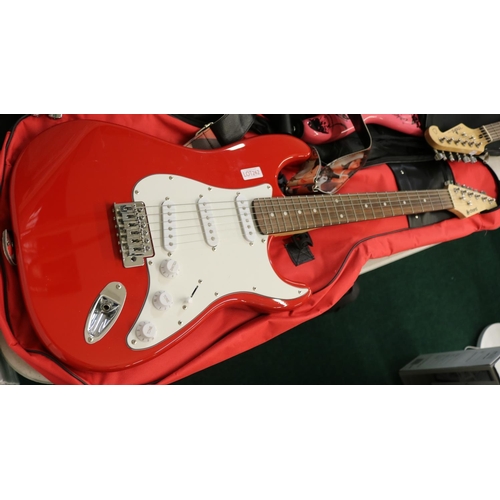 242 - CHORD (CAL 63) STRATOCASTER STYLE ELECTRIC GUITAR IN RED WITH CARRY CASE AND STRAP